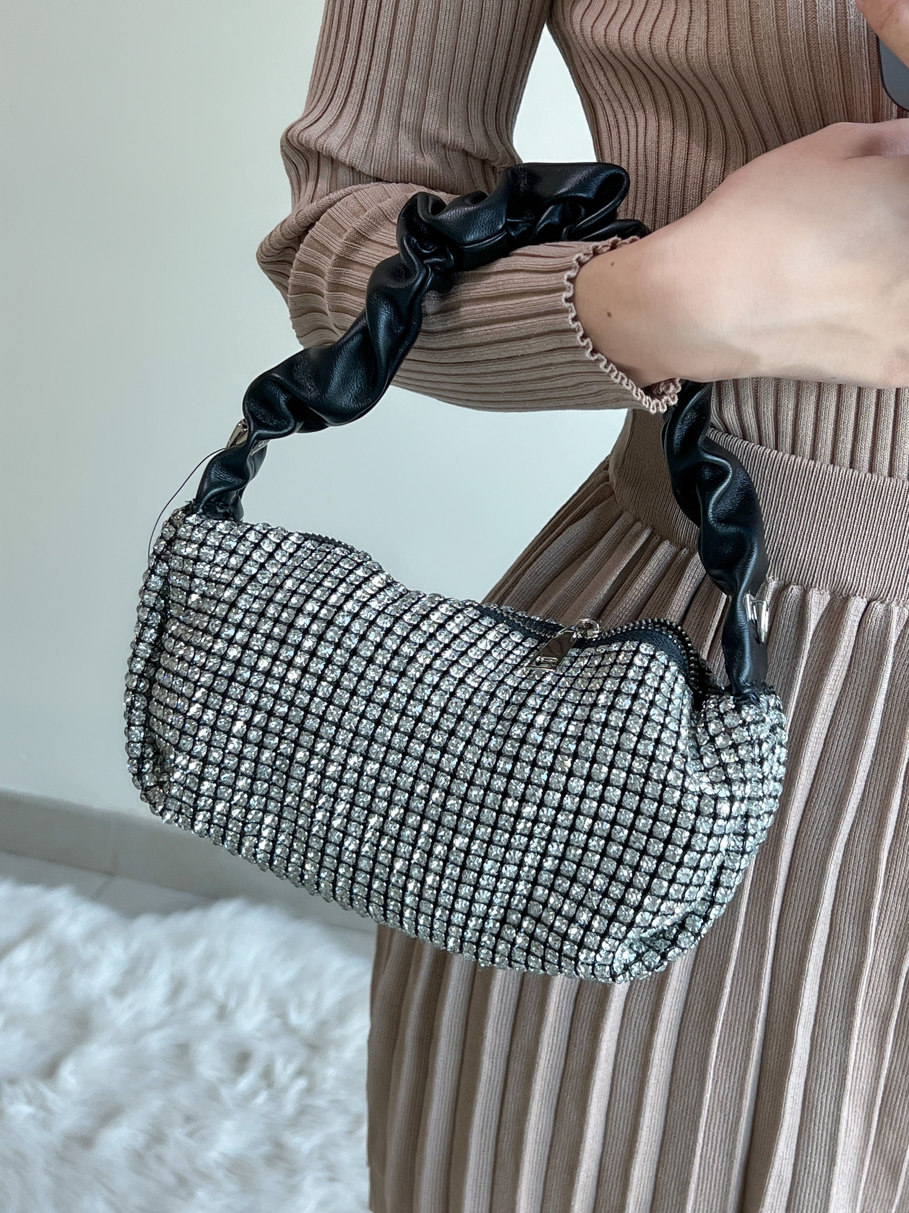 BOLSA NEGRA CON PEDRERÍA