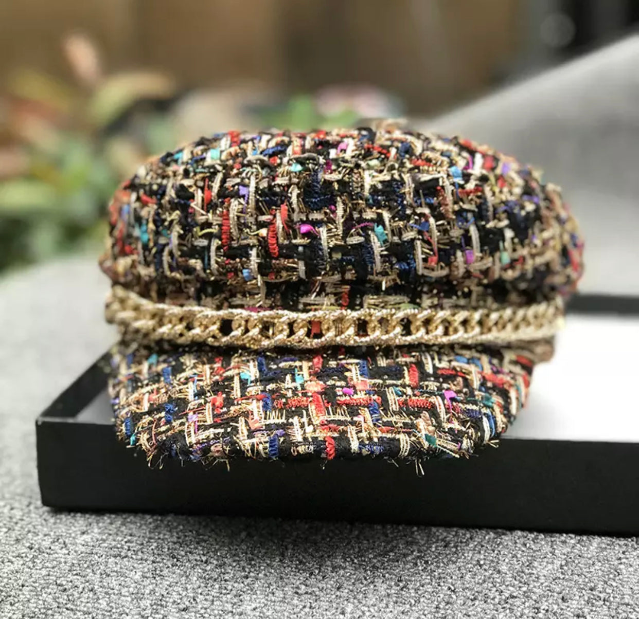 BOINA CON CADENA NEGRA TWEED