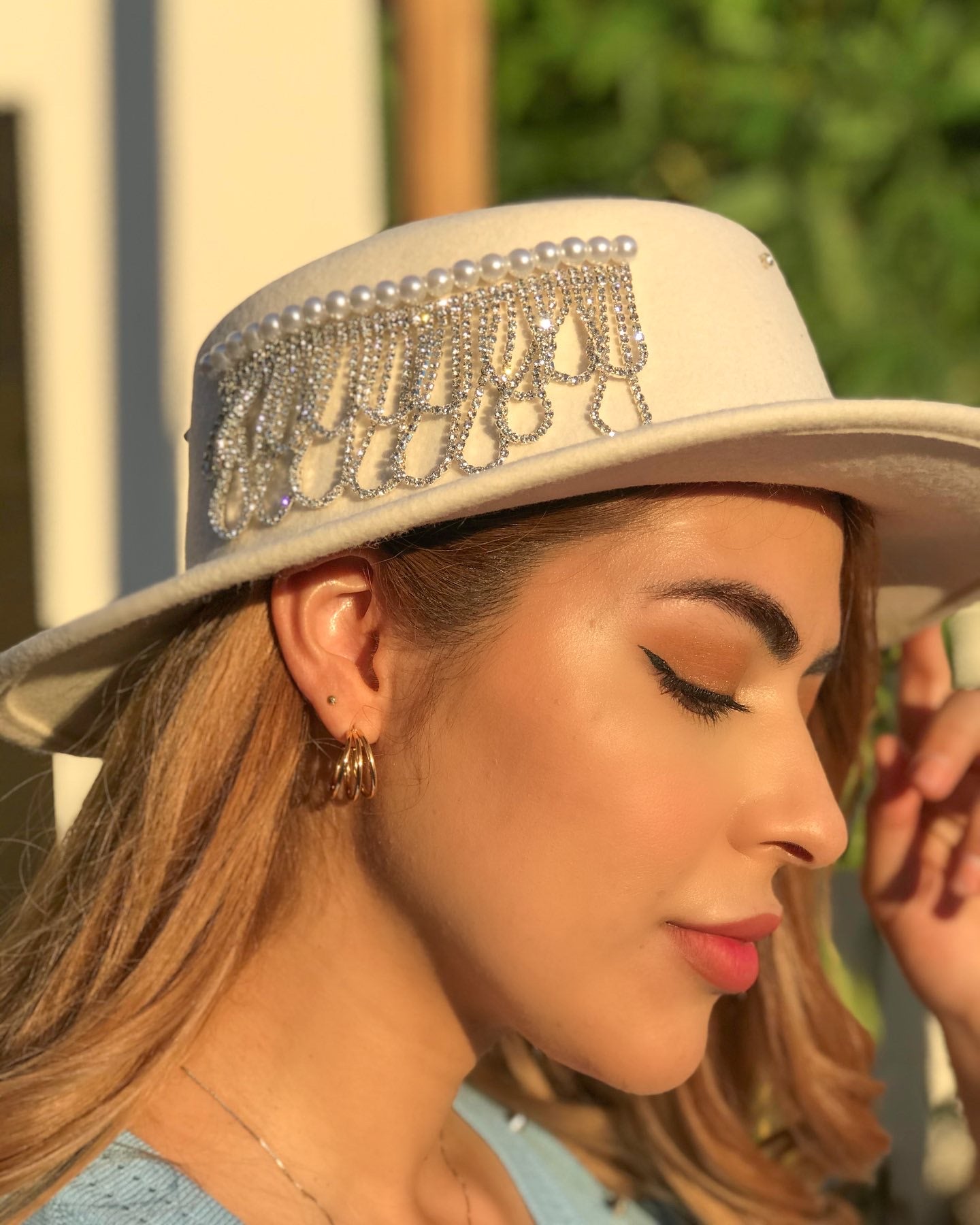 Sombrero blanco con pedrería