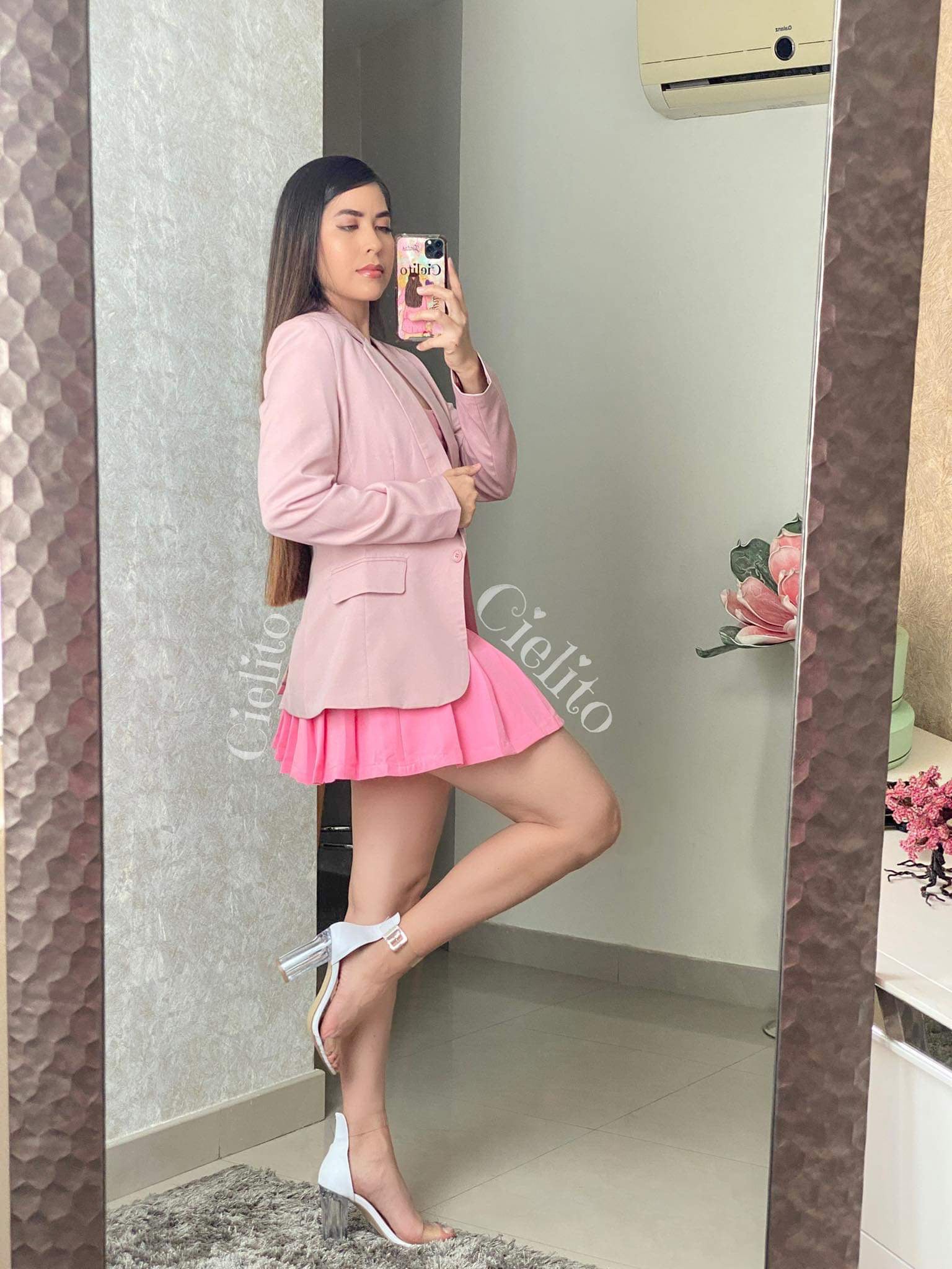 Falda rosa plisada