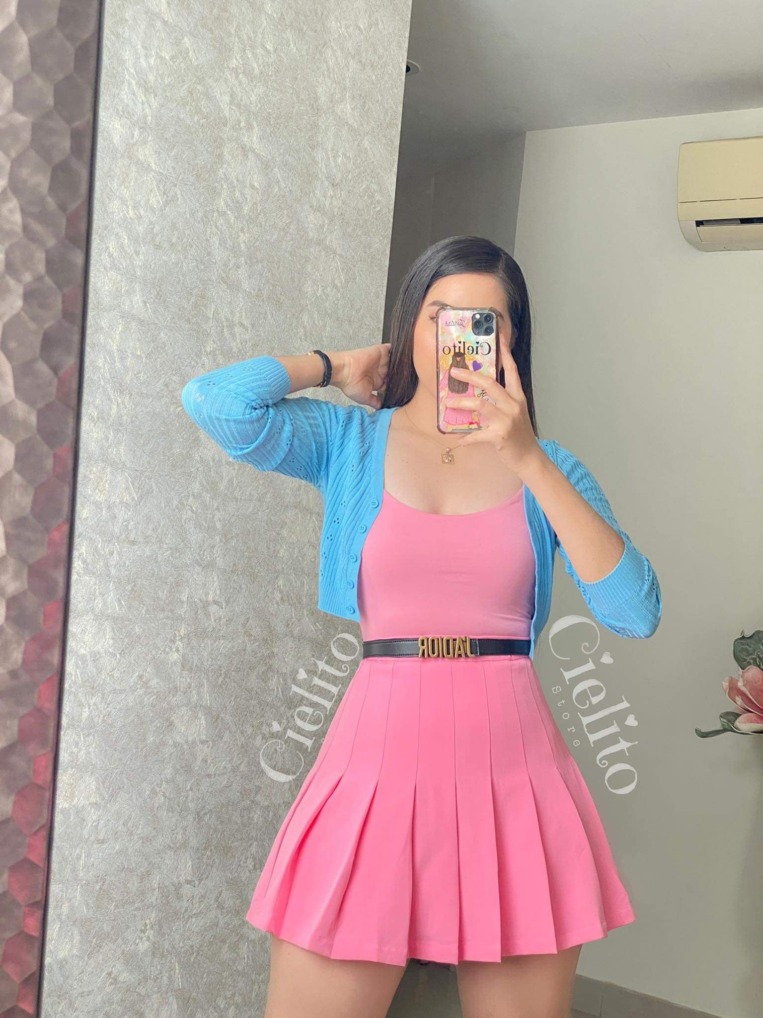 Falda rosa plisada