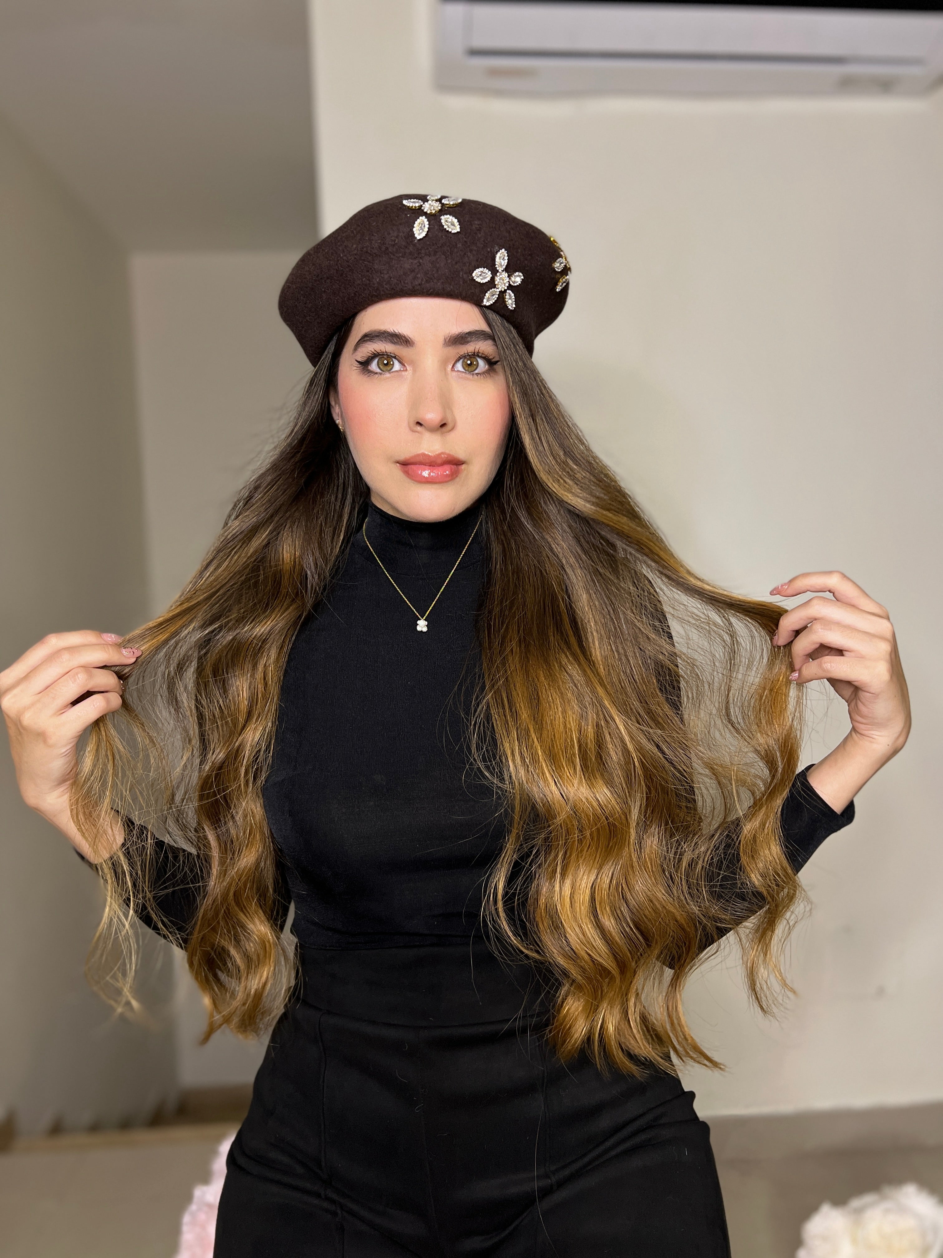 BOINA CON DIAMANTES CAFÉ OSCURO