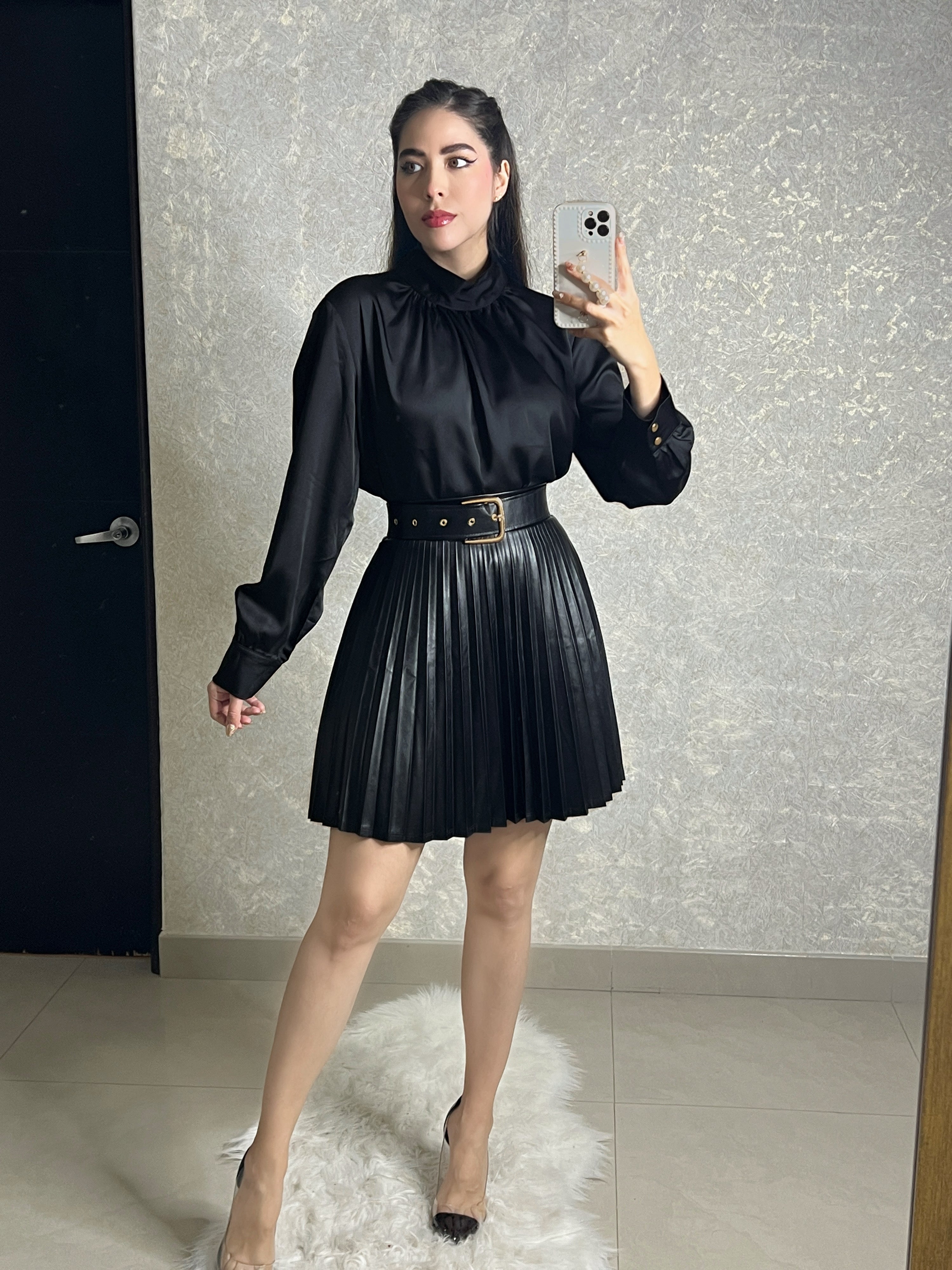 Blusa negra satinada