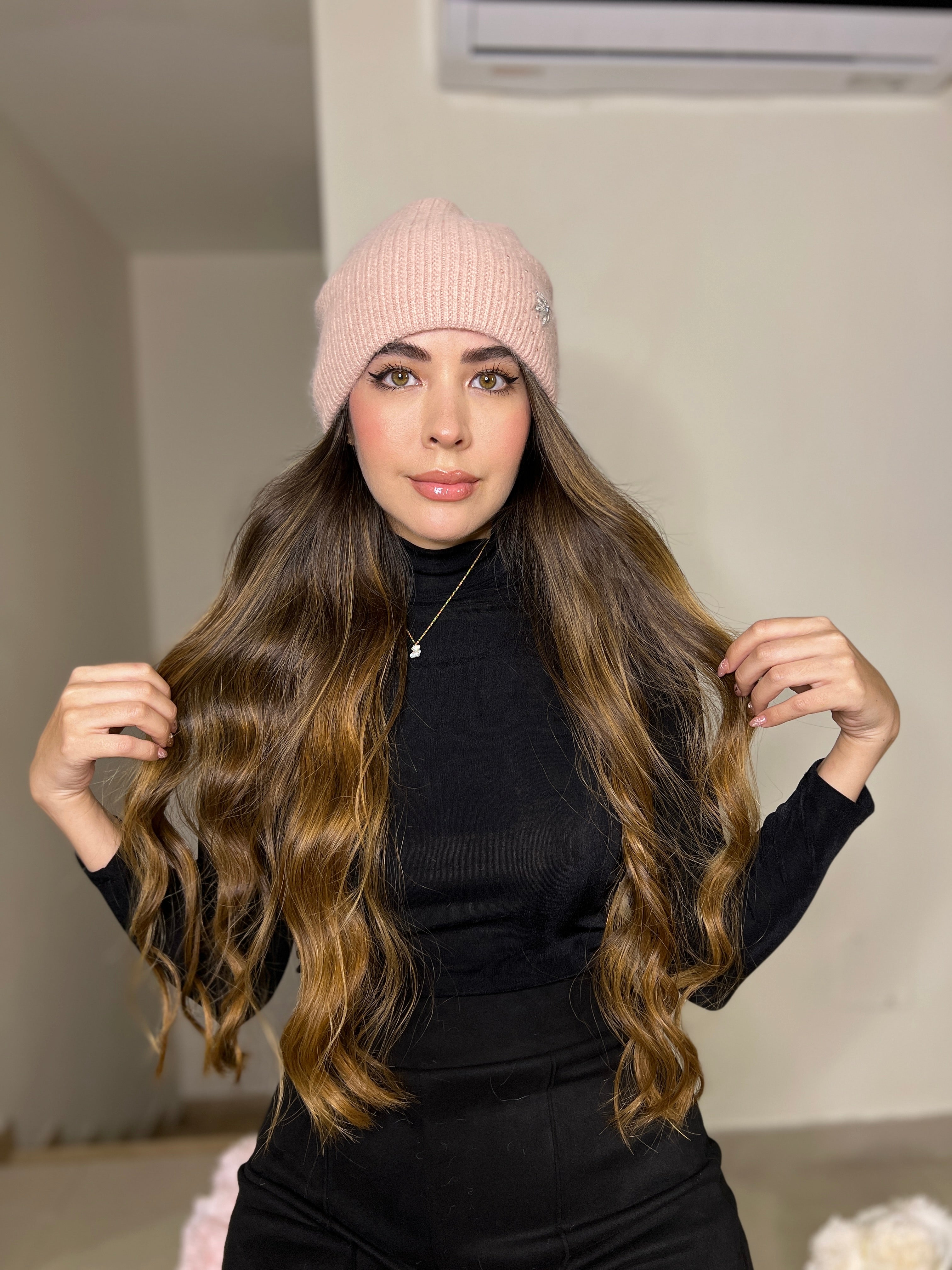 GORRITO ROSAPELUCHITO CON FLOR DE PIEDRITAS