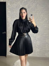 Blusa negra satinada