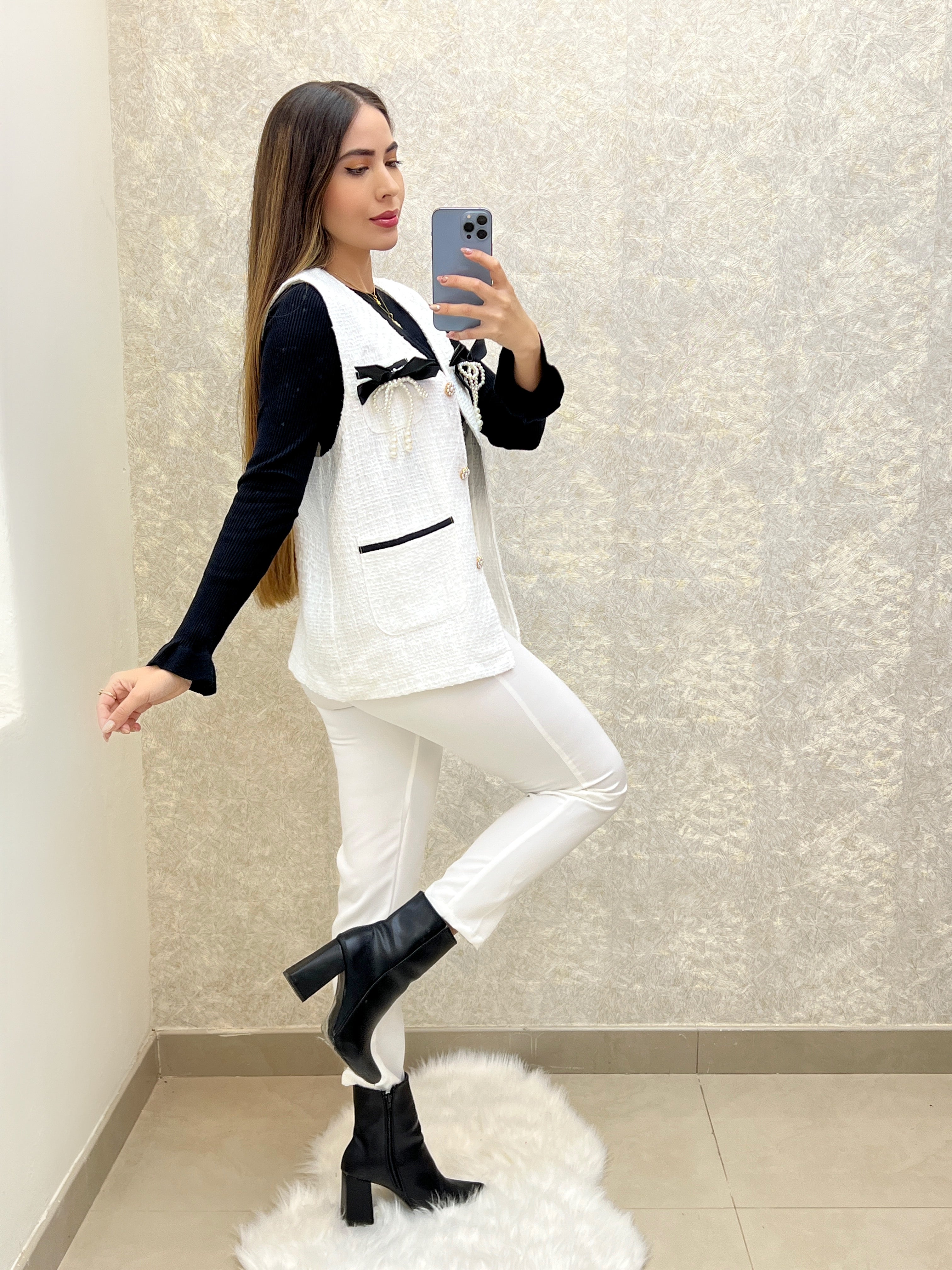 CHALECO BLANCO CON MOÑOS