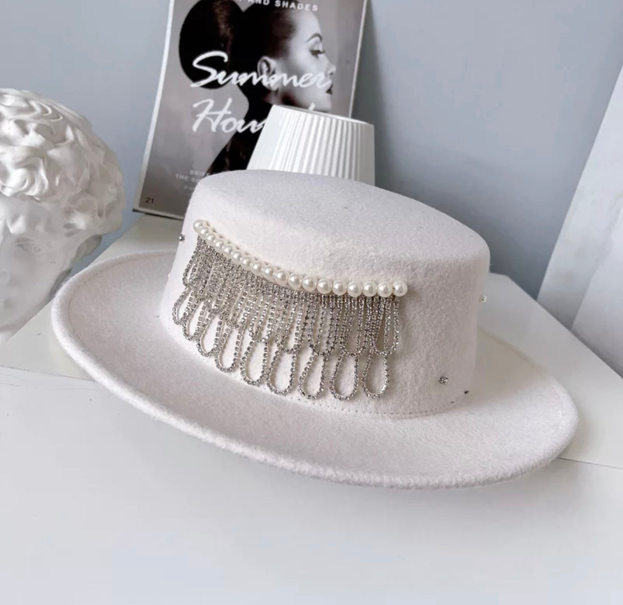 Sombrero blanco con pedrería