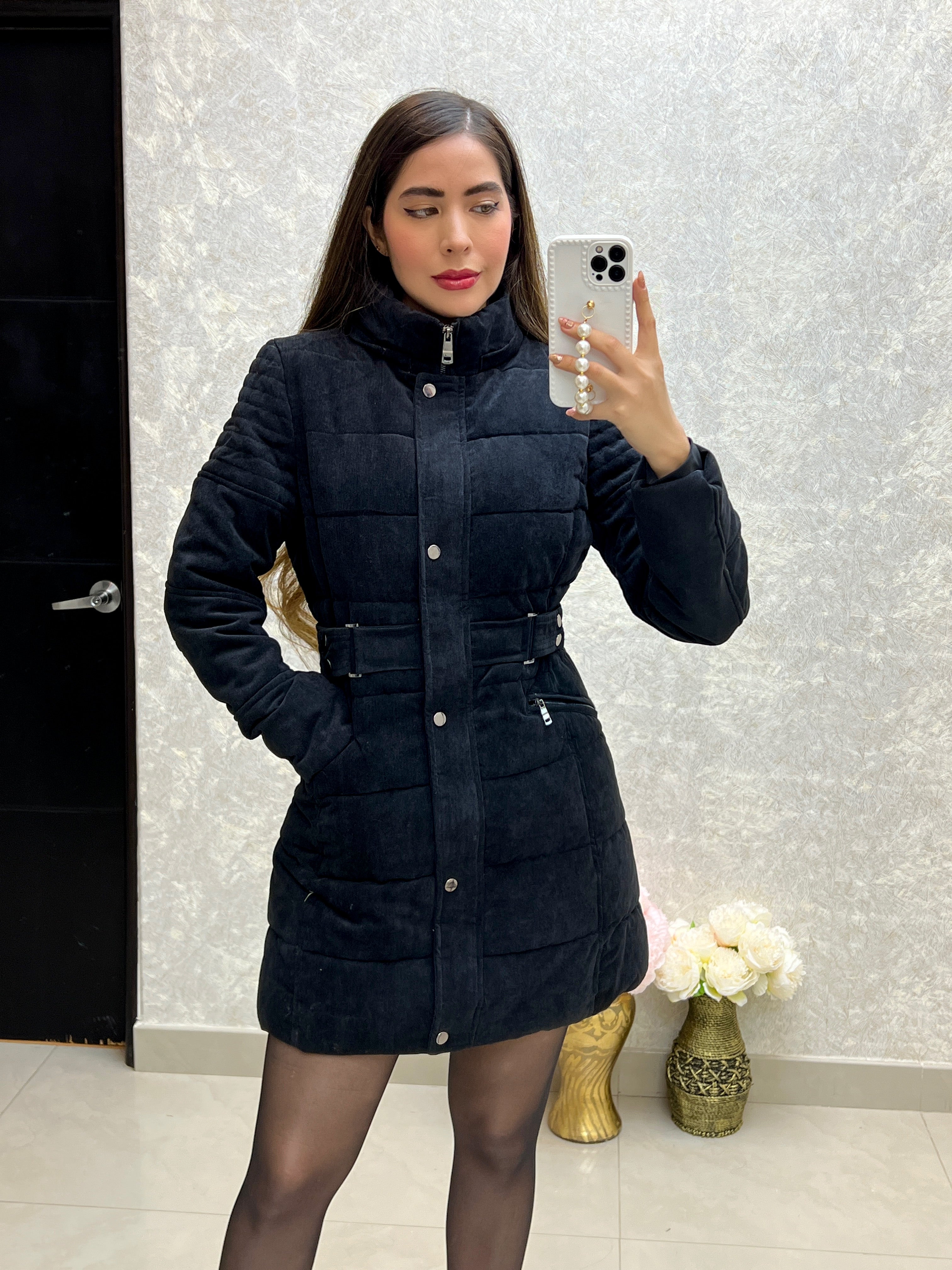 Gabardina negra con gorro retirable