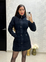 Gabardina negra con gorro retirable