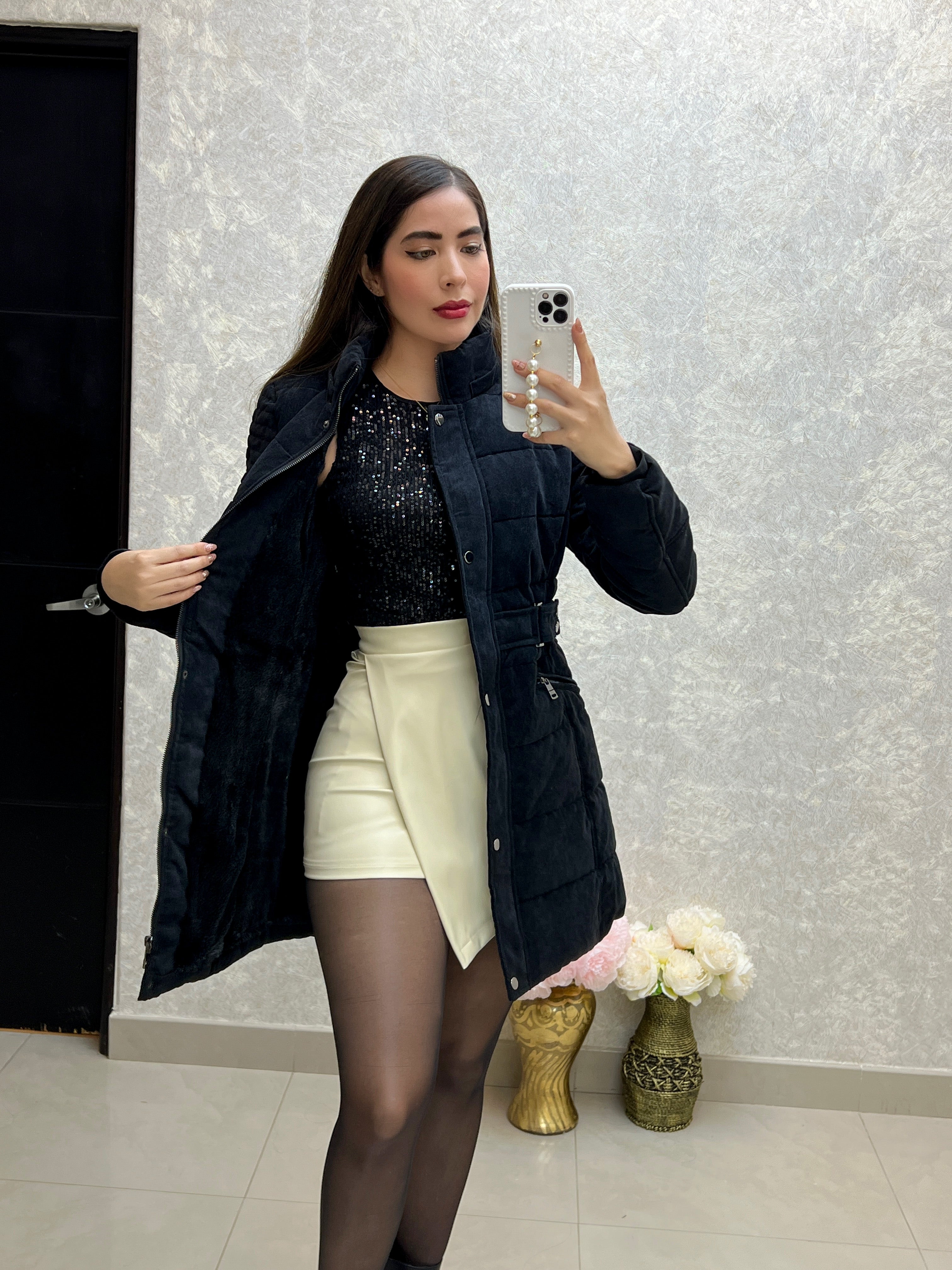 Gabardina negra con gorro retirable