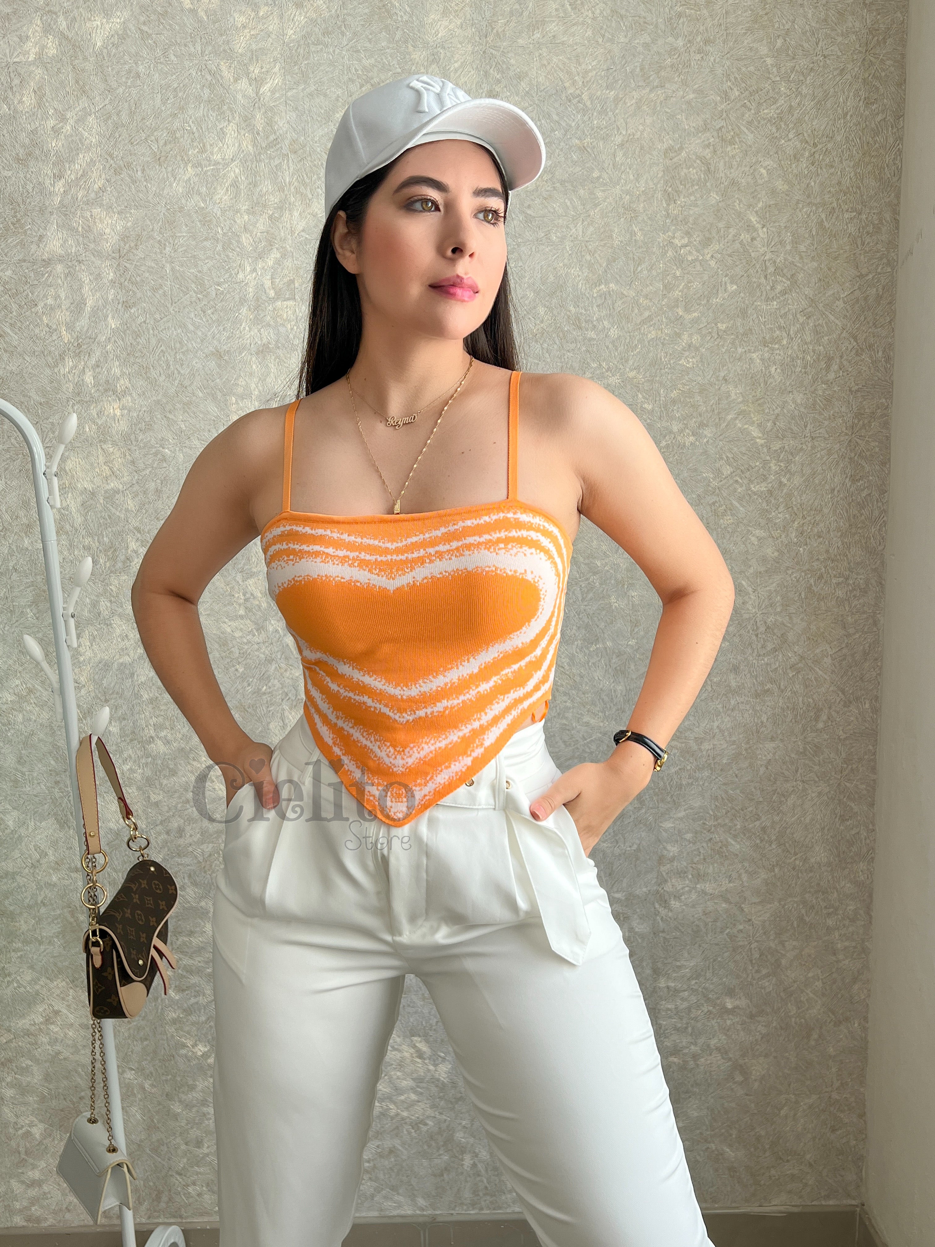 BLUSA NARANJA CON CORAZÓN