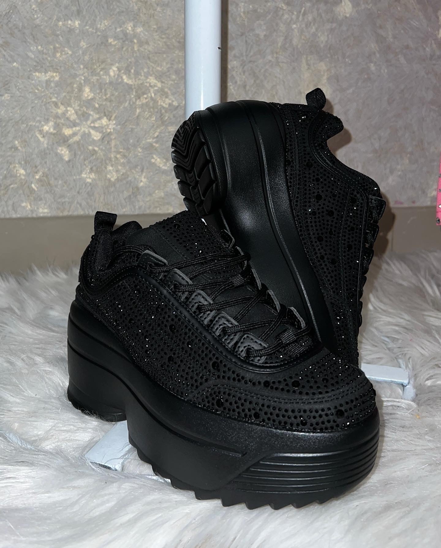 TENIS NEGROS PLATAFORMA Y PEDRERÍA